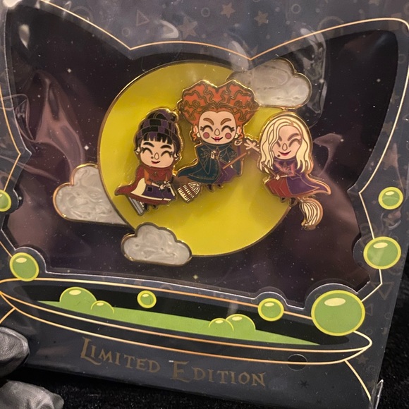 Limited Edition (500) Glow in the Dark Loungefly x Disney Hocus Pocus slide pin - Picture 3 of 10